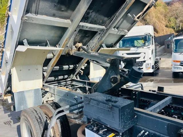 フォワード 　ダンプ　積載可能量３７００ｋｇ　極東製　電動コボレーン付　フロントメッキパーツ　走行７８９００ｋｍ　　エンジン型式４ＨＫ１　燃料タンク１００Ｌ１個　１９０馬力（8枚目）