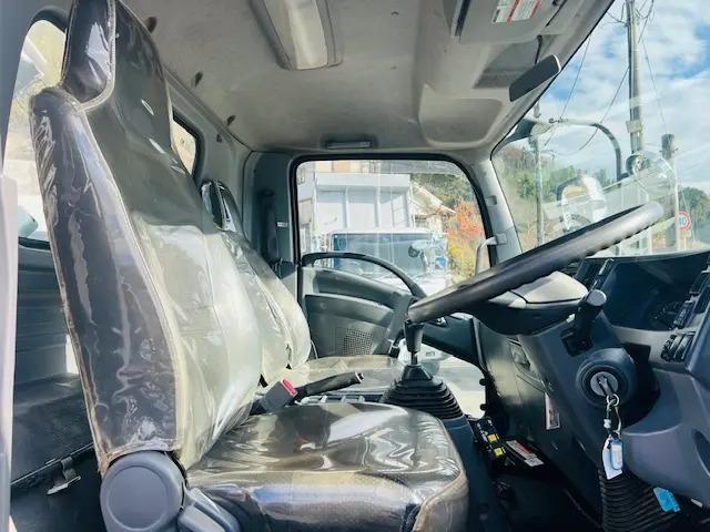 フォワード 　ダンプ　積載可能量３７００ｋｇ　極東製　電動コボレーン付　フロントメッキパーツ　走行７８９００ｋｍ　　エンジン型式４ＨＫ１　燃料タンク１００Ｌ１個　１９０馬力（15枚目）