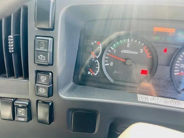 フォワード 　ダンプ　積載可能量３７００ｋｇ　極東製　電動コボレーン付　フロントメッキパーツ　走行７８９００ｋｍ　　エンジン型式４ＨＫ１　燃料タンク１００Ｌ１個　１９０馬力（22枚目）