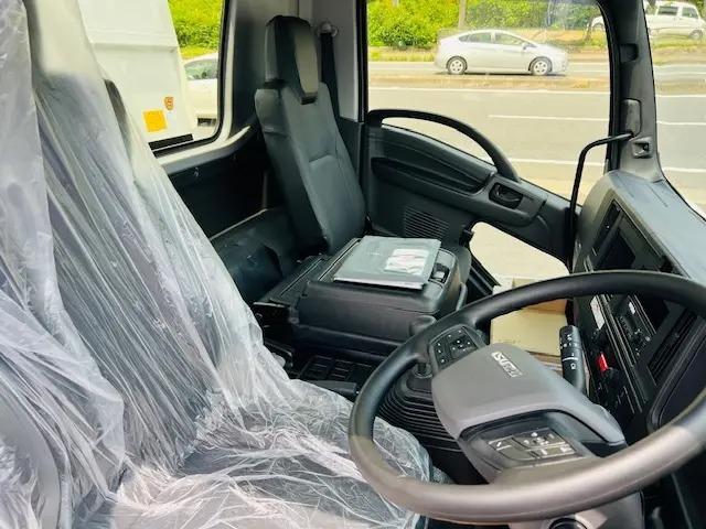 フォワード ベースグレード　新明和製　Ｌゲートダンプ　積載可能量３５５０ｋｇ　荷台未使用　ベッドレス　１９０ＰＳ馬力　エンジン型式４ＨＫ１　燃料タンク　６速ミッション　レーンアシスト　横滑り防止装置　アイドリングストップ（17枚目）