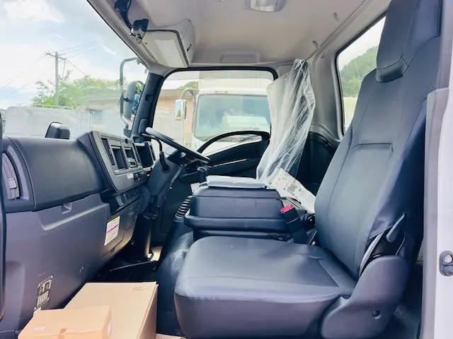 フォワード ベースグレード　新明和製　Ｌゲートダンプ　積載可能量３５５０ｋｇ　荷台未使用　ベッドレス　１９０ＰＳ馬力　エンジン型式４ＨＫ１　燃料タンク　６速ミッション　レーンアシスト　横滑り防止装置　アイドリングストップ（23枚目）