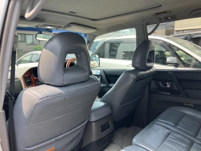 パジェロ ロング　スーパーエクシード　４ＷＤ　貨物登録車　４名乗車　ガソリン車　クルーズコントロール　社外アルミホイール　ジオランダータイヤ　　ナビ　サンルーフ　本革シート　パワーシート　シートヒーター　ＥＴＣ　ウッドコンビハンドル（15枚目）