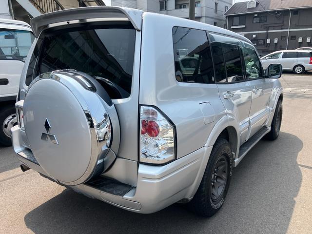 パジェロ ロング　スーパーエクシード　４ＷＤ　貨物登録車　４名乗車　ガソリン車　クルーズコントロール　社外アルミホイール　ジオランダータイヤ　　ナビ　サンルーフ　本革シート　パワーシート　シートヒーター　ＥＴＣ　ウッドコンビハンドル（17枚目）