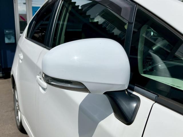 プリウス Sツーリングセレクション ナビTV スマートキー プッシュスタート 純正17インチアルミ ETC アイドリングストップ LEDヘッドライト ウインカーミラー オートエアコン ハイブリッド車 取扱説明書(6枚目)