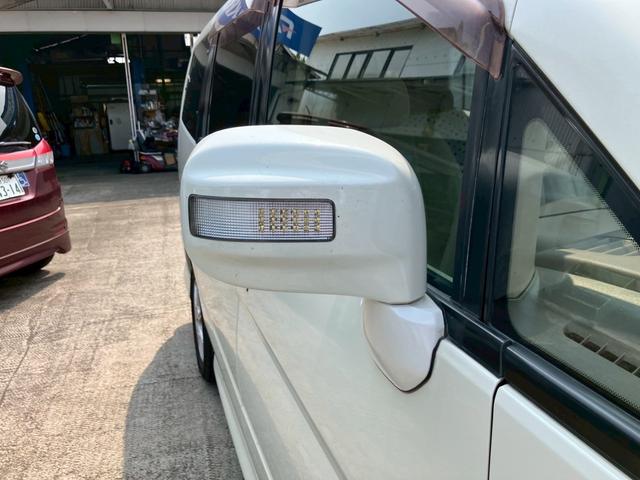 セレナ Ｖ－Ｓリミテッドナビパッケージ　純正ナビ　バックモニター　パワースライドドア　アルミ　ウインカーミラー　スマートキー　プライバシーガラス　ＥＴＣ　オートＡＣ　８人乗り（6枚目）