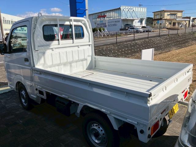 キャリイトラック ＫＣエアコン・パワステ　５速マニュアル　４ＷＤ　三方開　デュアルカメラブレーキサポート　衝突軽減ブレーキ　車線逸脱警報　パーキングセンサー　ＡＭ／ＦＭラジオ　アイドリングストップ　キーレス　パワーウインドウ　横滑り防止（8枚目）
