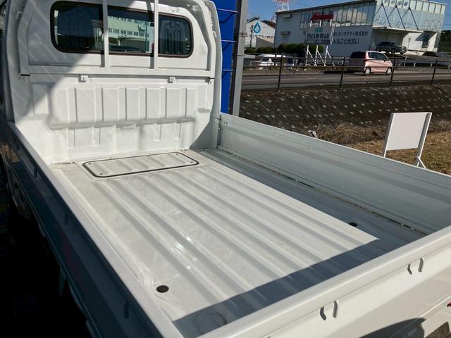 キャリイトラック ＫＣエアコン・パワステ　５速マニュアル　４ＷＤ　三方開　デュアルカメラブレーキサポート　衝突軽減ブレーキ　車線逸脱警報　パーキングセンサー　ＡＭ／ＦＭラジオ　アイドリングストップ　キーレス　パワーウインドウ　横滑り防止（9枚目）