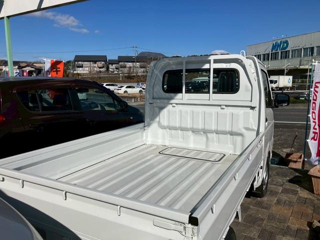 キャリイトラック ＫＣエアコン・パワステ　５速マニュアル　４ＷＤ　三方開　デュアルカメラブレーキサポート　衝突軽減ブレーキ　車線逸脱警報　パーキングセンサー　ＡＭ／ＦＭラジオ　アイドリングストップ　キーレス　パワーウインドウ　横滑り防止（10枚目）