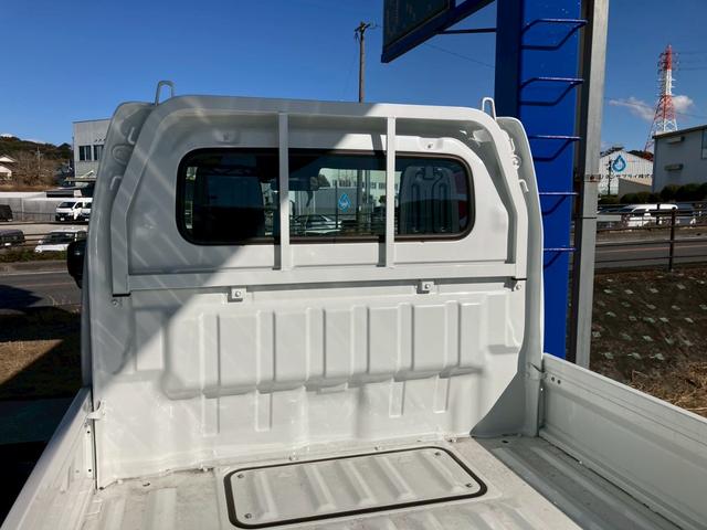 キャリイトラック ＫＣエアコン・パワステ　５速マニュアル　４ＷＤ　三方開　デュアルカメラブレーキサポート　衝突軽減ブレーキ　車線逸脱警報　パーキングセンサー　ＡＭ／ＦＭラジオ　アイドリングストップ　キーレス　パワーウインドウ　横滑り防止（11枚目）