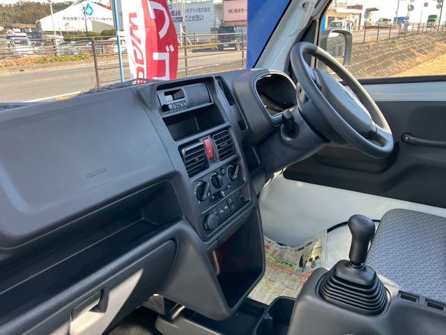 キャリイトラック ＫＣエアコン・パワステ　５速マニュアル　４ＷＤ　三方開　デュアルカメラブレーキサポート　衝突軽減ブレーキ　車線逸脱警報　パーキングセンサー　ＡＭ／ＦＭラジオ　アイドリングストップ　キーレス　パワーウインドウ　横滑り防止（17枚目）