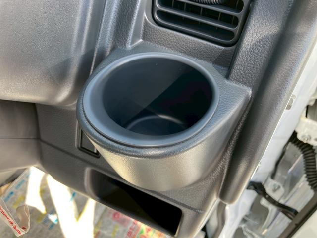 キャリイトラック ＫＣエアコン・パワステ　５速マニュアル　４ＷＤ　三方開　デュアルカメラブレーキサポート　衝突軽減ブレーキ　車線逸脱警報　パーキングセンサー　ＡＭ／ＦＭラジオ　アイドリングストップ　キーレス　パワーウインドウ　横滑り防止（26枚目）