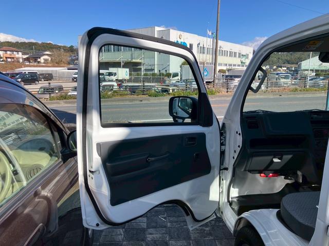 キャリイトラック ＫＣエアコン・パワステ　５速マニュアル　４ＷＤ　三方開　デュアルカメラブレーキサポート　衝突軽減ブレーキ　車線逸脱警報　パーキングセンサー　ＡＭ／ＦＭラジオ　アイドリングストップ　キーレス　パワーウインドウ　横滑り防止（31枚目）