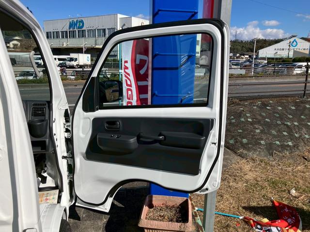 キャリイトラック ＫＣエアコン・パワステ　５速マニュアル　４ＷＤ　三方開　デュアルカメラブレーキサポート　衝突軽減ブレーキ　車線逸脱警報　パーキングセンサー　ＡＭ／ＦＭラジオ　アイドリングストップ　キーレス　パワーウインドウ　横滑り防止（32枚目）