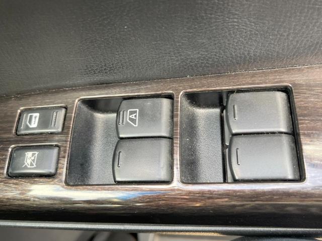 エルグランド ２５０ハイウェイスター　両側電動ドア　後席モニター　全周囲カメラ　ハーフレザーシート　スマートキー　ＨＩＤヘッド　ビルトインＥＴＣ　純正１８インチアルミ　オートライト　オートエアコン　リアエアコン　Ｂｌｕｅｔｏｏｔｈ　ＣＤ（28枚目）