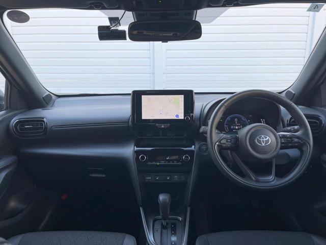 ヤリスクロス ハイブリッドZ 純正SDナビ 全周囲カメラ 衝突被害軽減システム レーダークルーズ ハーフレザーシート パワーシート ドラレコ コーナーセンサー スマートキー LEDヘッド ETC2.0 純正18インチアルミ(2枚目)