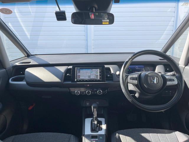 フィット ｅ：ＨＥＶホーム　純正ＳＤナビ　バックカメラ　衝突被害軽減システム　レーダークルーズ　ドラレコ　コーナーセンサー　スマートキー　ＬＥＤヘッド　ＥＴＣ　車線逸脱警報　オートライト　オートエアコン　Ｂｌｕｅｔｏｏｔｈ（2枚目）