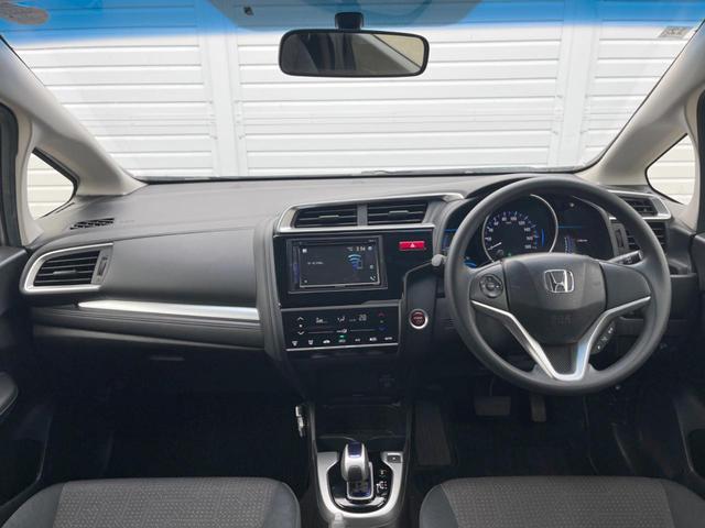 フィットハイブリッド Ｆパッケージ　バックカメラ　スマートキー　ＥＴＣ　純正１５インチアルミ　オートエアコン　Ｂｌｕｅｔｏｏｔｈ　ＣＤ　ＤＶＤ再生　バニティーミラー　電動格納ミラー（2枚目）