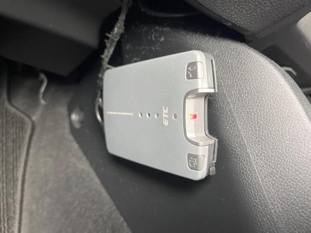 フィットハイブリッド Ｆパッケージ　バックカメラ　スマートキー　ＥＴＣ　純正１５インチアルミ　オートエアコン　Ｂｌｕｅｔｏｏｔｈ　ＣＤ　ＤＶＤ再生　バニティーミラー　電動格納ミラー（5枚目）