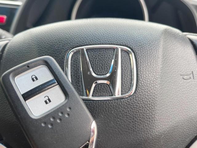 フィットハイブリッド Ｆパッケージ　バックカメラ　スマートキー　ＥＴＣ　純正１５インチアルミ　オートエアコン　Ｂｌｕｅｔｏｏｔｈ　ＣＤ　ＤＶＤ再生　バニティーミラー　電動格納ミラー（8枚目）