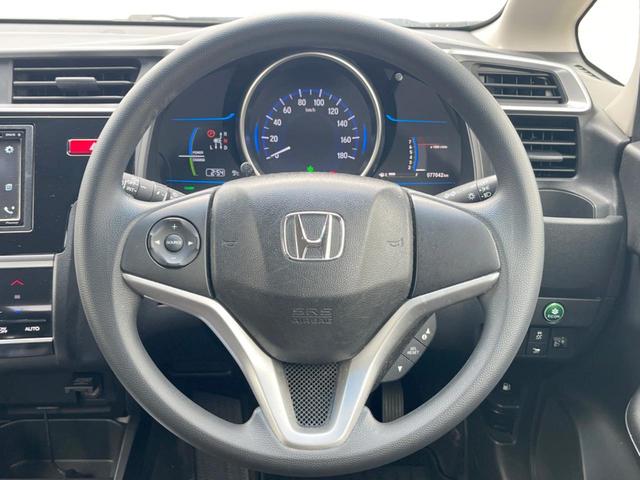 フィットハイブリッド Ｆパッケージ　バックカメラ　スマートキー　ＥＴＣ　純正１５インチアルミ　オートエアコン　Ｂｌｕｅｔｏｏｔｈ　ＣＤ　ＤＶＤ再生　バニティーミラー　電動格納ミラー（12枚目）