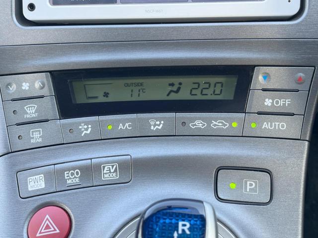 プリウス Ｌ　ＳＤナビ　バックカメラ　スマートキー　純正１５インチアルミ　オートライト　オートエアコン　ＣＤ　ＤＶＤ再生（6枚目）