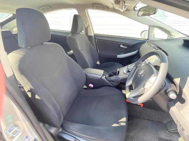 プリウス Ｌ　ＳＤナビ　バックカメラ　スマートキー　純正１５インチアルミ　オートライト　オートエアコン　ＣＤ　ＤＶＤ再生（8枚目）