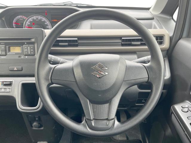 �C���e���A�ɍ��킹���f�U�C���̃X�e�A�����O�́A�^�]�������̂��Ƃ��l���A�^�]���₷���`��A�傫���ł��B�����x�A���ۂɐG���Ă��m���߂��������B