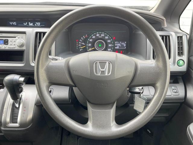 �C���e���A�ɍ��킹���f�U�C���̃X�e�A�����O�́A�^�]�������̂��Ƃ��l���A�^�]���₷���`��A�傫���ł��B�����x�A���ۂɐG���Ă��m���߂��������B