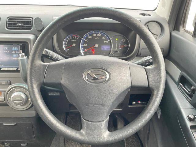 �C���e���A�ɍ��킹���f�U�C���̃X�e�A�����O�́A�^�]�������̂��Ƃ��l���A�^�]���₷���`��A�傫���ł��B�����x�A���ۂɐG���Ă��m���߂��������B