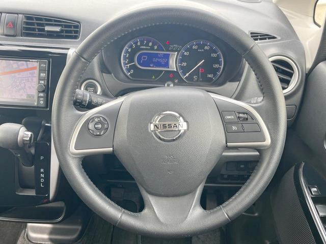 �C���e���A�ɍ��킹���f�U�C���̃X�e�A�����O�́A�^�]�������̂��Ƃ��l���A�^�]���₷���`��A�傫���ł��B�����x�A���ۂɐG���Ă��m���߂��������B