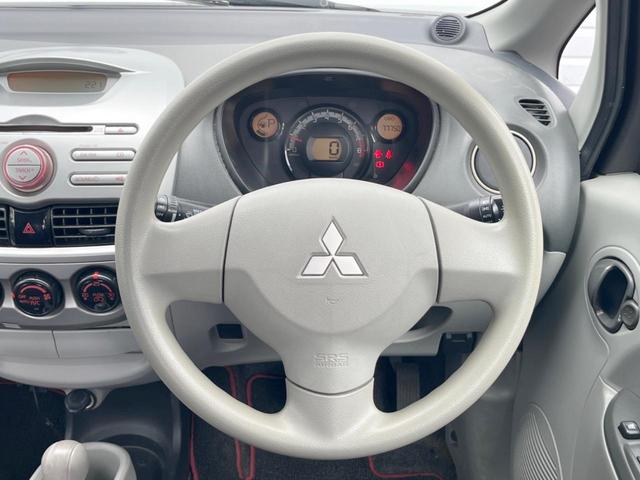 �C���e���A�ɍ��킹���f�U�C���̃X�e�A�����O�́A�^�]�������̂��Ƃ��l���A�^�]���₷���`��A�傫���ł��B�����x�A���ۂɐG���Ă��m���߂��������B