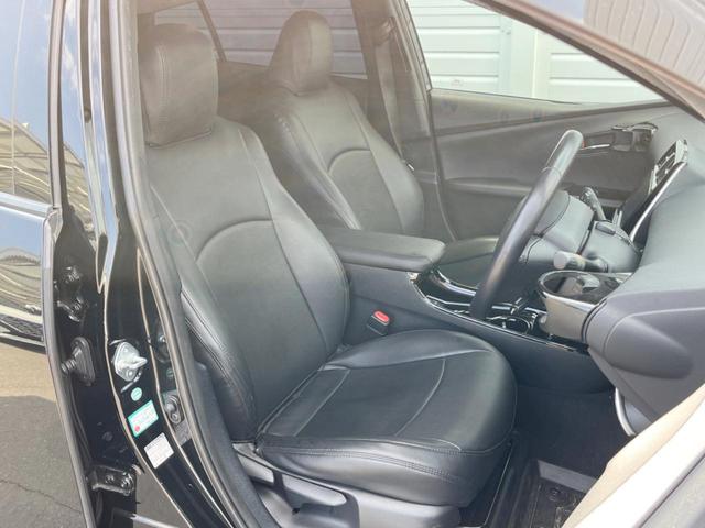 プリウス Ｓセーフティプラス　サンルーフ　フルエアロ　純正ＳＤナビ　バックカメラ　レーダークルーズ　禁煙車　レザー調シート　コーナーセンサー　スマートキー　ＬＥＤヘッド　ビルトインＥＴＣ　車線逸脱警報　オートライト　オートエアコン（8枚目）