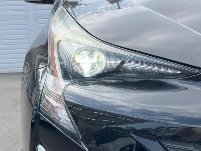 プリウス Ｓセーフティプラス　サンルーフ　フルエアロ　純正ＳＤナビ　バックカメラ　レーダークルーズ　禁煙車　レザー調シート　コーナーセンサー　スマートキー　ＬＥＤヘッド　ビルトインＥＴＣ　車線逸脱警報　オートライト　オートエアコン（12枚目）