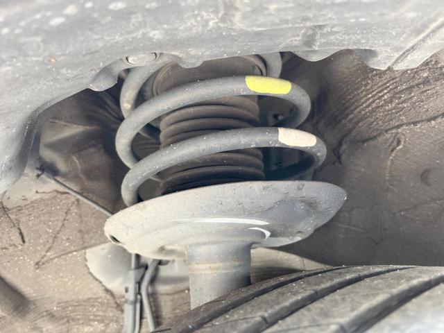 プリウス Ｓセーフティプラス　サンルーフ　フルエアロ　純正ＳＤナビ　バックカメラ　レーダークルーズ　禁煙車　レザー調シート　コーナーセンサー　スマートキー　ＬＥＤヘッド　ビルトインＥＴＣ　車線逸脱警報　オートライト　オートエアコン（20枚目）