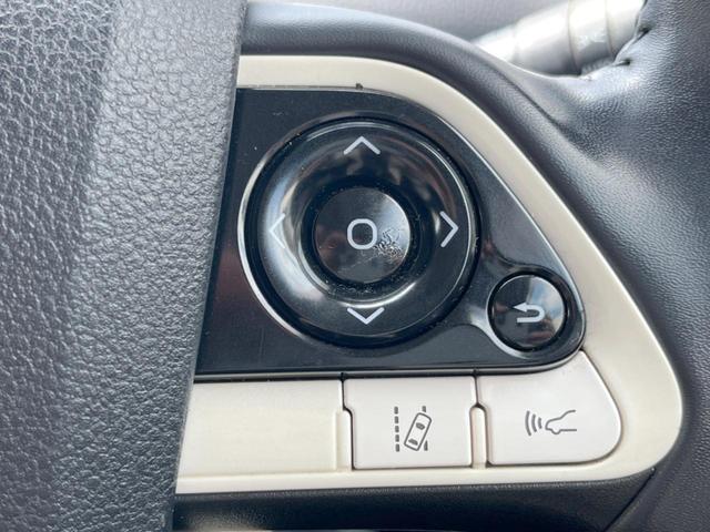 プリウス Ｓセーフティプラス　サンルーフ　フルエアロ　純正ＳＤナビ　バックカメラ　レーダークルーズ　禁煙車　レザー調シート　コーナーセンサー　スマートキー　ＬＥＤヘッド　ビルトインＥＴＣ　車線逸脱警報　オートライト　オートエアコン（28枚目）