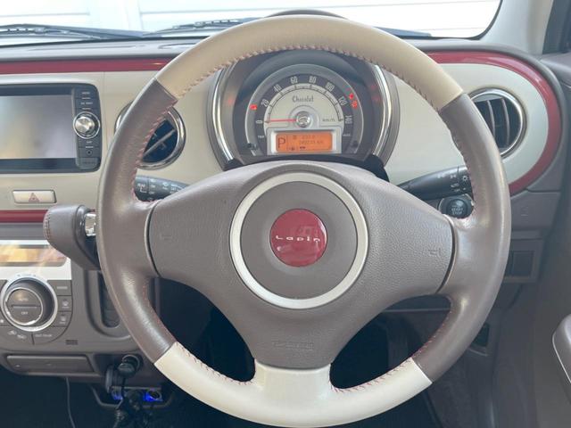 �C���e���A�ɍ��킹���f�U�C���̃X�e�A�����O�́A�^�]�������̂��Ƃ��l���A�^�]���₷���`��A�傫���ł��B�����x�A���ۂɐG���Ă��m���߂��������B