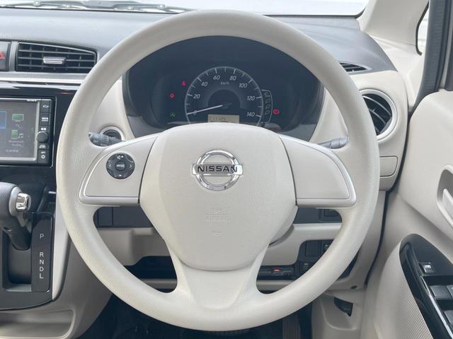 �C���e���A�ɍ��킹���f�U�C���̃X�e�A�����O�́A�^�]�������̂��Ƃ��l���A�^�]���₷���`��A�傫���ł��B�����x�A���ۂɐG���Ă��m���߂��������B