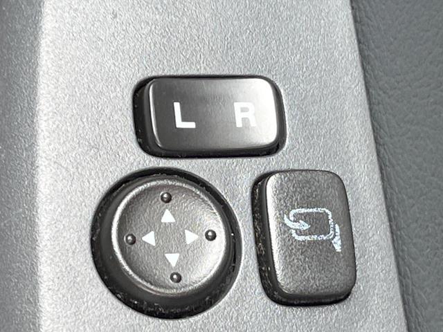 �y�d���i�[�~���[�z�T�C�h�~���[�͓d���i�[���ƂȂ��Ă���A�������ԏ�ł��L�Y�������X�N��}�����܂��B