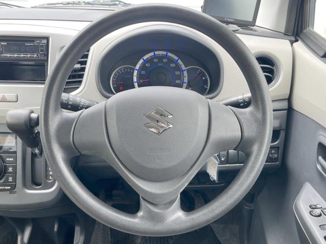 �C���e���A�ɍ��킹���f�U�C���̃X�e�A�����O�́A�^�]�������̂��Ƃ��l���A�^�]���₷���`��A�傫���ł��B�����x�A���ۂɐG���Ă��m���߂��������B