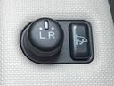 【電動格納ミラー】サイドミラーは電動格納式となっており、狭い駐車場でもキズがつくリスクを抑えられます。