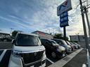 ズラッと並んだ展示車と大きな「N」の看板が目印です!
