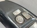 【電動格納ミラー】サイドミラーは電動格納式となっており、狭い駐車場でもキズがつくリスクを抑えられます。