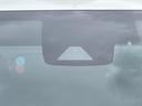 【トヨタセーフティセンス】走行中に前方の車両等を認識し、衝突しそうな時は警報とブレーキで衝突回避と被害軽減をアシスト。より安全にドライブをお楽しみいただけます。
