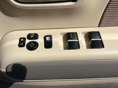 【電動格納ミラー】サイドミラーは電動格納式となっており、狭い駐車場でもキズがつくリスクを抑えられます。 5