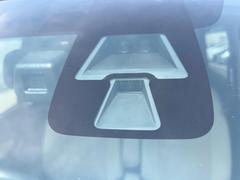 【インテリジェントエマージェンシーブレーキ】フロントカメラで前方の車両や歩行者を検知。衝突しそうな時は衝突被害軽減ブレーキが作動、衝突回避をサポート。より安全にドライブをお楽しみいただけます。 5