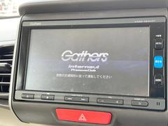【純正ナビ】人気の純正ナビを装備しております。ナビの使いやすさはもちろん、オーディオ機能も充実！キャンプや旅行はもちろん、通勤や買い物など普段のドライブも楽しくなるはず♪ 3