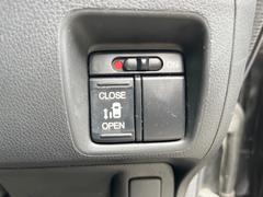 【パワースライドドア】スマートキーや運転席のスイッチでスライドドアの開閉が可能♪電動だから力を入れてドアを開ける必要が無く、小さいお子様でも、重い荷物を持っている時もラクに開け閉めできます♪ 5