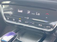 【オートエアコン】一度お好みの温度に設定すれば、車内の温度を検知し風量や温度を自動で調整。暑い…寒い…と何度もスイッチ操作をする必要はありません。快適な車内空間には必須の機能ですね♪ 7