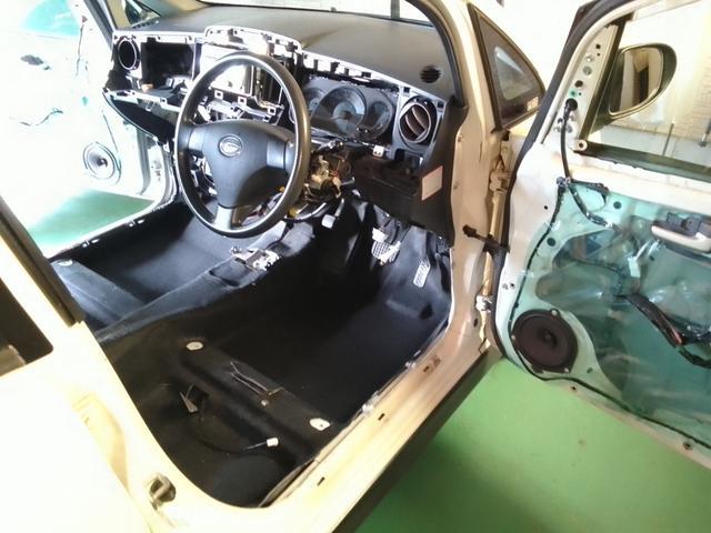 キューブ 15M プレミアムインテリア 下取車価格 クラッツィホワイトレザーキルティングタイプシートカバー 現状渡し 車検付き 禁煙車(3枚目)