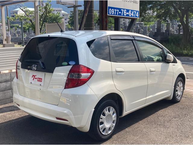 フィット Ｇ・１０ｔｈアニバーサリー　ワンオーナー車　バックカメラ　ＥＴＣ　スマートキー　セキュリティー　エアコンパワステ　パワーウインド　ＡＢＳ　運転席助手席エアバック（9枚目）